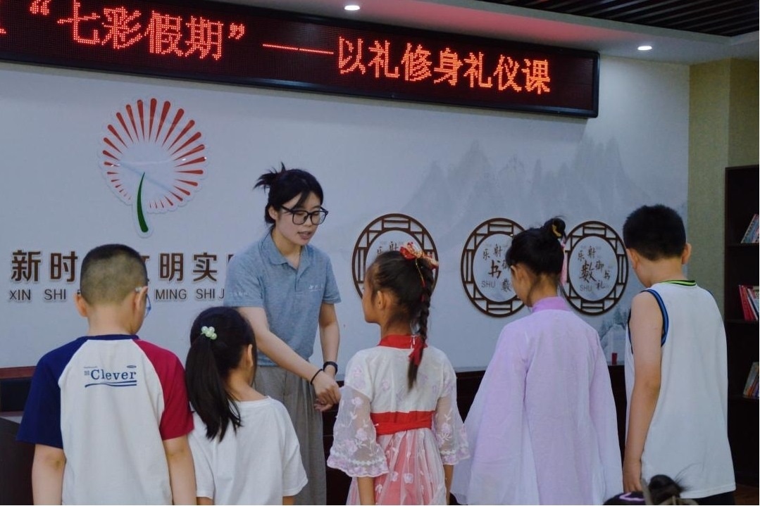 曲阜市小雪街道如意社區(qū)新時(shí)代文明實(shí)踐站以禮修身禮儀課。謝婉瑩 攝