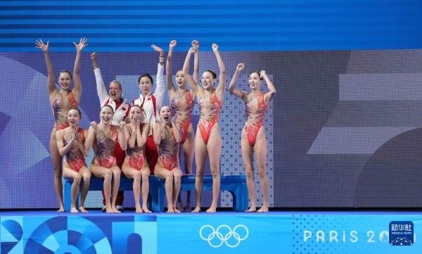 北京時(shí)間8月8日凌晨，巴黎奧運(yùn)會(huì)花樣游泳集體項(xiàng)目的最后一項(xiàng)比賽集體技巧自選在巴黎奧林匹克水上運(yùn)動(dòng)中心舉行。中國隊(duì)奪得花樣游泳集體項(xiàng)目金牌。圖為中國隊(duì)在比賽后慶祝奪冠。新華社記者 薛宇舸 攝