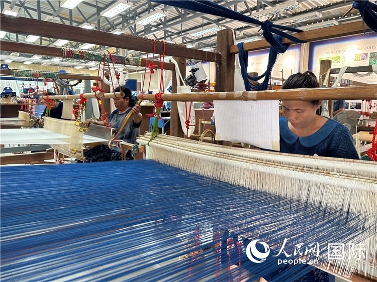 當(dāng)?shù)氐逅{(lán)染色織造手工作坊。人民網(wǎng)記者 簡承淵攝