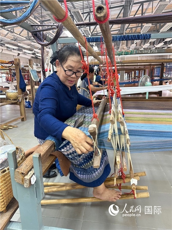 傳統(tǒng)手工織布。人民網(wǎng)記者 簡承淵攝