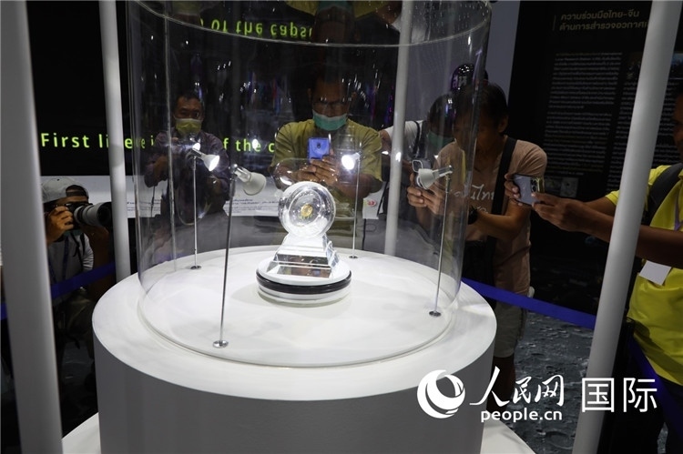 “嫦娥五號”探測器從月球帶回的月球樣品在泰國展出。人民網(wǎng)記者簡承淵攝