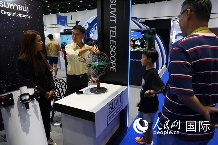 專家向觀眾講述航天知識。人民網(wǎng)記者簡承淵攝。