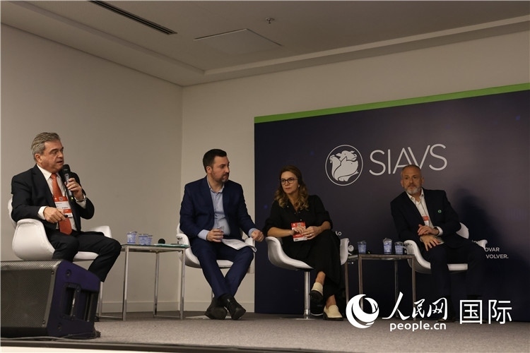 巴西動(dòng)物蛋白協(xié)會(huì)高層管理人員在展覽會(huì)舉辦前接受外國(guó)記者采訪。 人民網(wǎng)記者 時(shí)元皓攝