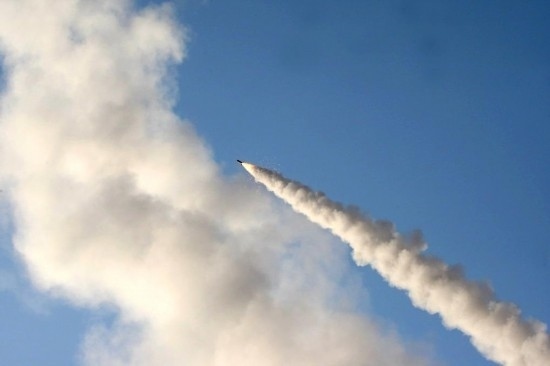 這張2011年6月28日在伊朗中部城市庫(kù)姆附近拍攝的照片顯示，一枚導(dǎo)彈在“偉大先知６”軍事演習(xí)中發(fā)射升空。新華社發(fā)