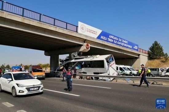這是8月9日在土耳其安卡拉省波拉特勒拍攝的事故現(xiàn)場。新華社發(fā)（穆斯塔法·卡亞攝）