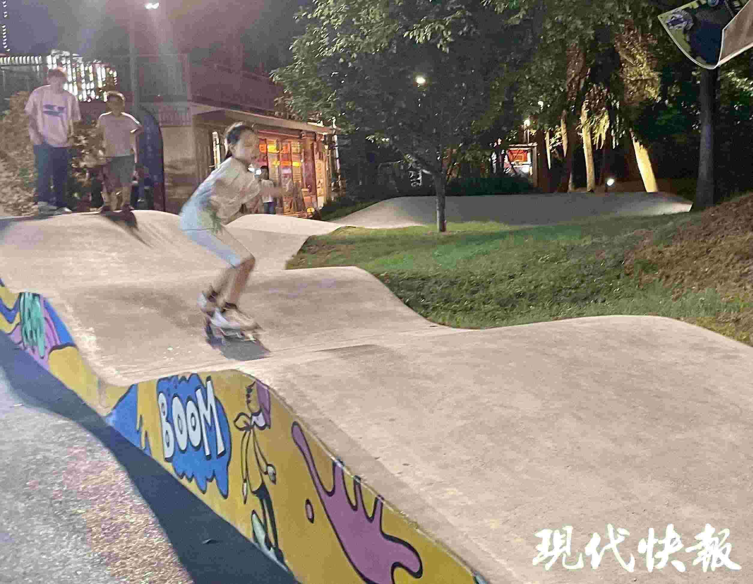 南京西城·夜未央的滑板場地上，一群青少年正在玩滑板