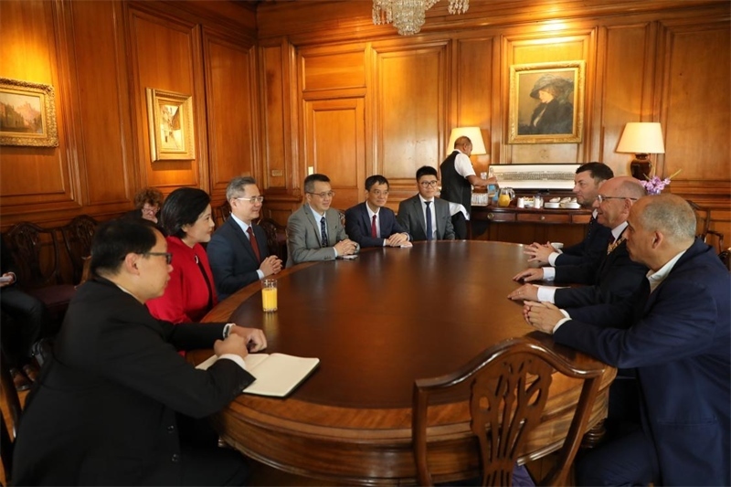 愛丁堡市政廳會(huì)見現(xiàn)場(chǎng)。中國(guó)駐英國(guó)使館供圖