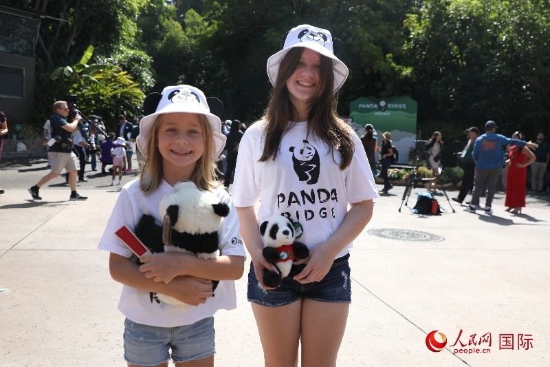 3、美國當?shù)卦S多民眾來圣迭戈動物園看熊貓。 人民網(wǎng)記者 李志偉攝