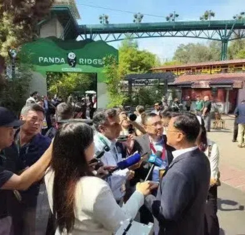 謝鋒大使現(xiàn)場接受記者采訪。中國駐美大使館供圖