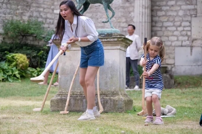 小朋友體驗(yàn)捶丸游戲。巴黎