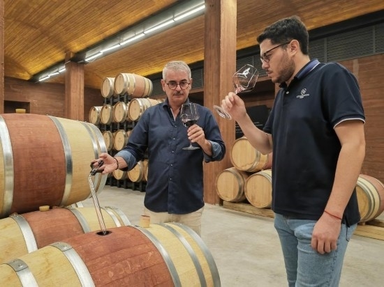  8月7日，尼古拉·格里馬（左）與同事在酒窖中。新華社記者 劉海 攝