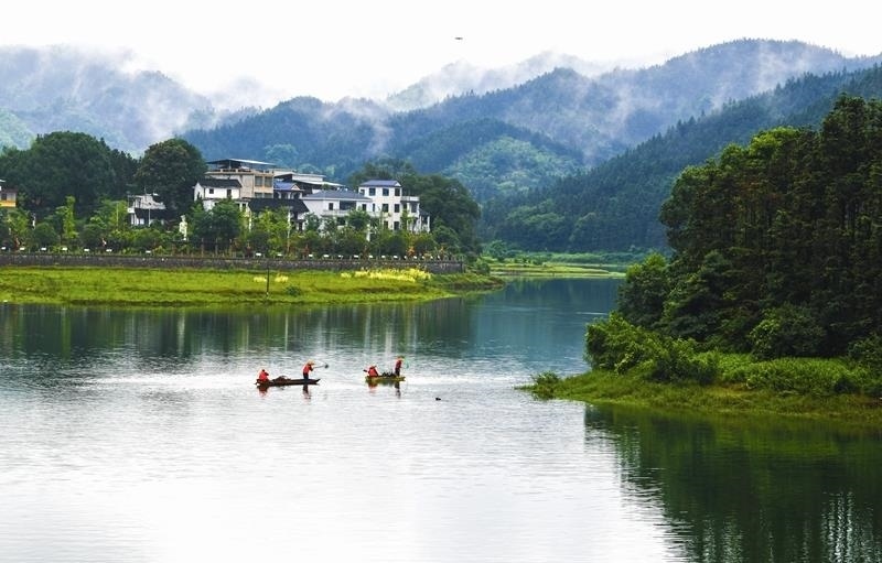 2024年6月5日，志愿者在湖南常寧市洋泉水庫清理水面漂浮物。