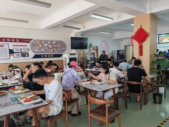 清水灣社區(qū)食堂坐滿了前來就餐的居民。新華社記者 鄒欣媛 攝