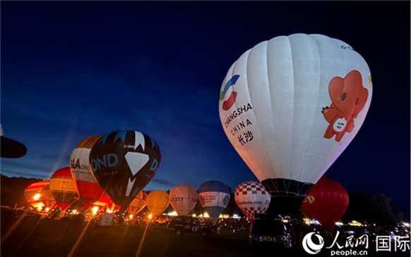 來(lái)自中國(guó)長(zhǎng)沙的定制熱氣球亮相布里斯托國(guó)際氣球節(jié)。人民網(wǎng)記者 余穎攝