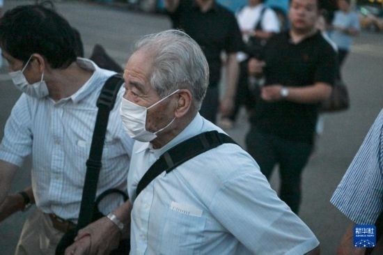 8月12日晚，侵華日軍第七三一部隊(duì)（簡(jiǎn)稱“731部隊(duì)”）“少年隊(duì)”原隊(duì)員清水英男，乘機(jī)抵達(dá)哈爾濱。新華社記者 王松 攝