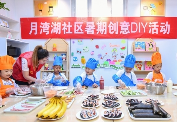 漯河市月灣湖社區(qū)青少年活動室里，志愿者教孩子們做手工。 齊國霞攝