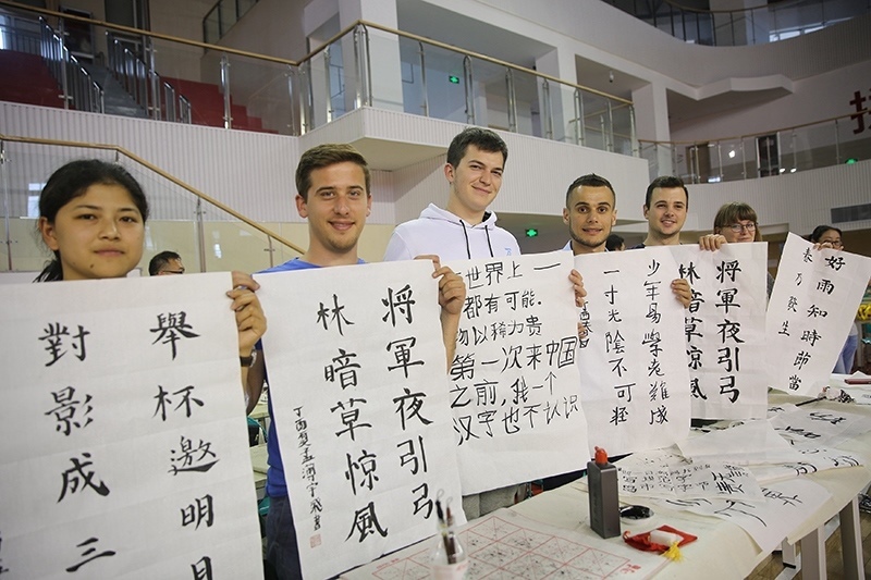 2017年6月5日，來(lái)自青島大學(xué)和中國(guó)石油大學(xué)（華東）的外國(guó)留學(xué)生在展示現(xiàn)場(chǎng)完成的書(shū)法作品。