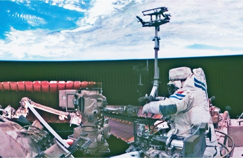 黨的十八大以來(lái)，我國(guó)科技事業(yè)取得歷史性成就、發(fā)生歷史性變革，科技自立自強(qiáng)成果持續(xù)涌現(xiàn)。圖為2024年7月3日在北京航天飛行控制中心拍攝的神舟十八號(hào)航天員李聰在空間站組合體艙外作業(yè)的畫(huà)面。 新華社記者 郭中正/攝