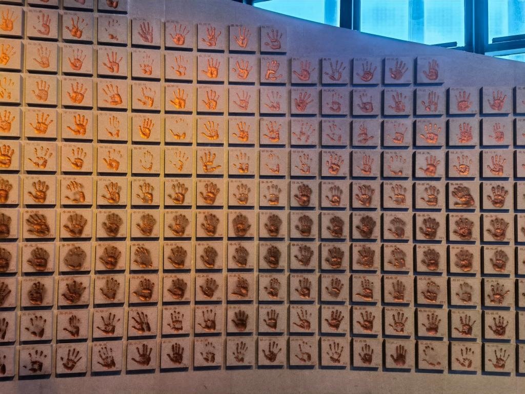 圖為侵華日軍南京大屠殺遇難同胞紀(jì)念館“三個(gè)必勝”展廳排列的648個(gè)鮮紅的手?。ň植浚Ｐ氯A社記者 邱冰清 攝