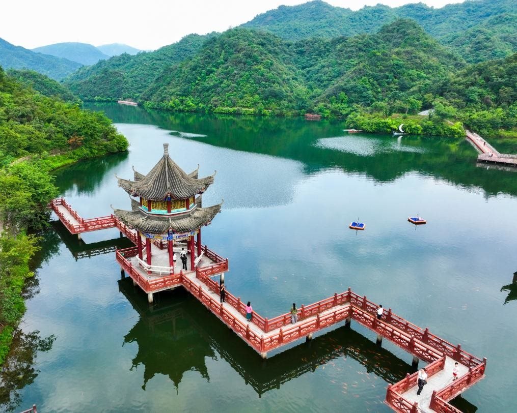 2024年8月11日，游客在湖南省雙牌縣陽明山國家森林公園萬和湖休閑游玩。新華社發(fā)（周秀魚春攝）