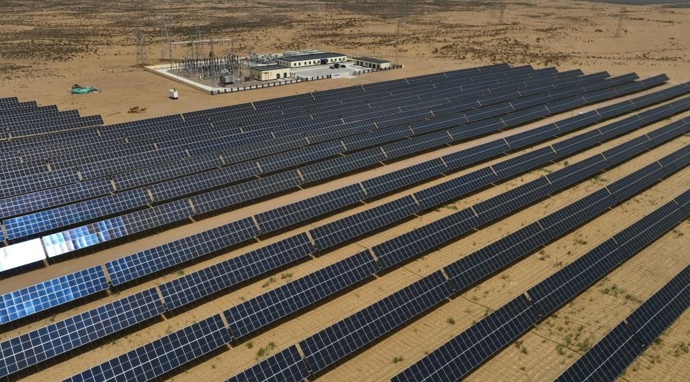 這是2024年5月16日拍攝的內(nèi)蒙古巴彥淖爾市磴口縣烏蘭布和沙漠光伏基地。新華社記者李云平攝