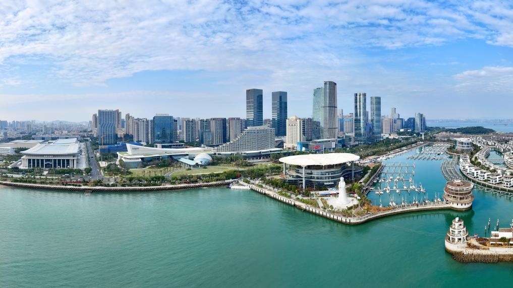 2024年1月24日拍攝的廈門國際會議中心、環(huán)島路一帶濱海城市景觀。新華社記者姜克紅攝