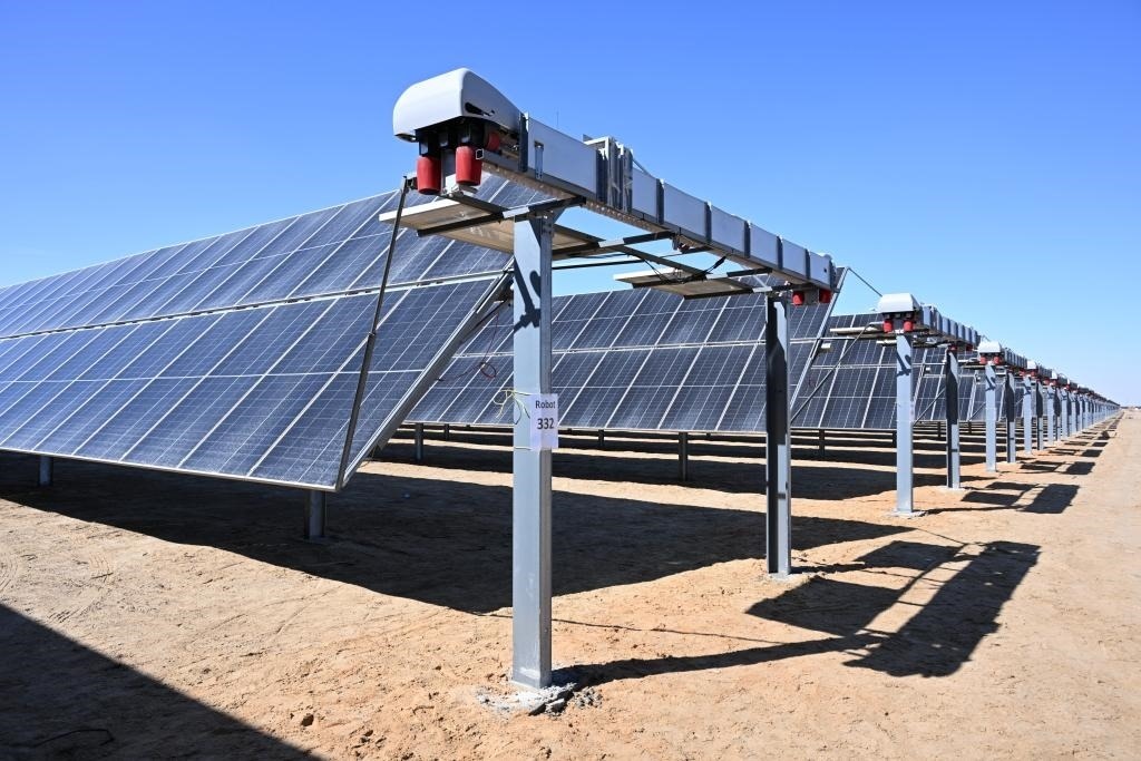 這是2023年3月18日在位于阿聯(lián)酋阿布扎比南部的艾爾達(dá)芙拉光伏電站拍攝的光伏板。新華社發(fā)（中國機(jī)械設(shè)備工程股份有限公司阿布扎比分公司供圖）