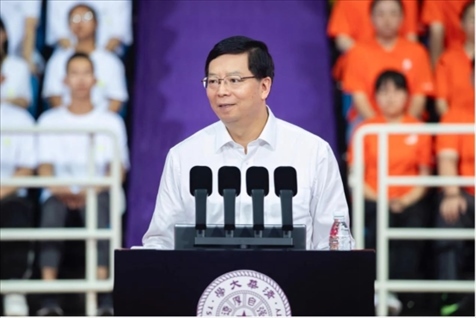 邱勇為新生講授開(kāi)學(xué)第一課。學(xué)校供圖