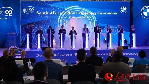 嘉賓點亮燈柱。人民網(wǎng) 張茜攝