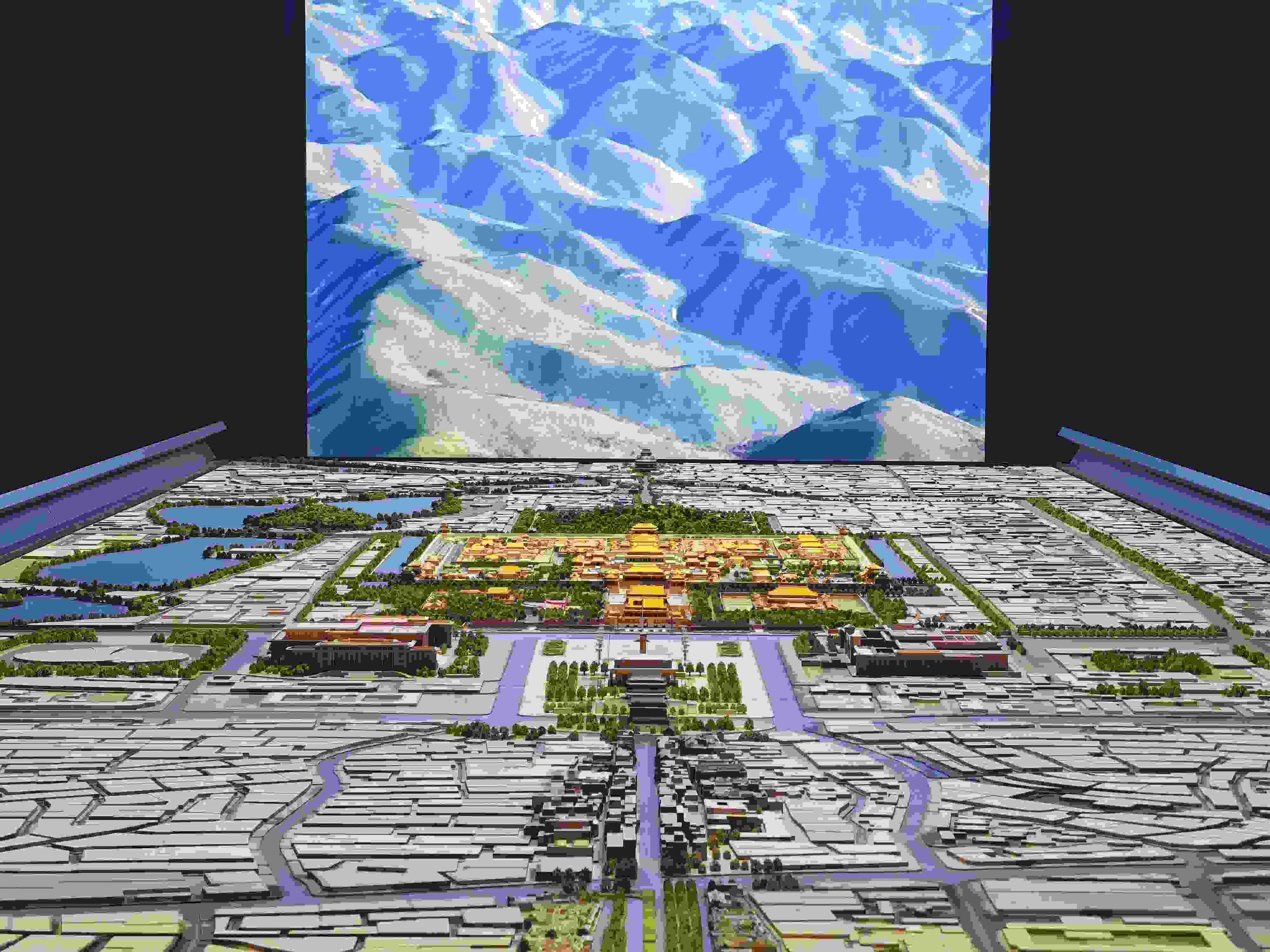 2023年3月，北京首都博物館精心制作的16米長中軸線沙盤，配以立體投影技術，展現了北京中軸線之壯美。