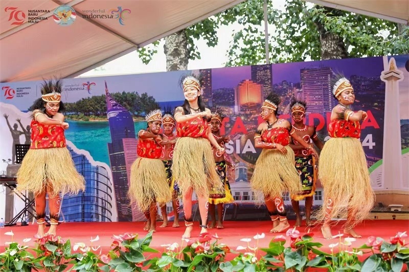 印尼在華留學(xué)生表演民族特色舞蹈。