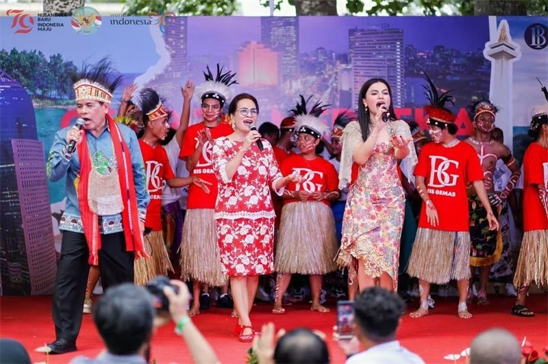 大使夫婦與演員一起共唱《明天會(huì)更好》。