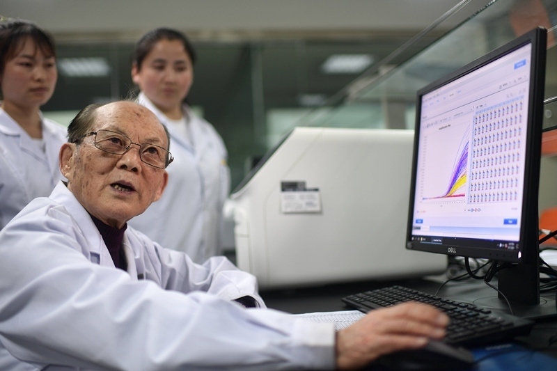 2021年6月17日，吳天一（前）在青海西寧的實(shí)驗(yàn)室內(nèi)和學(xué)生討論。