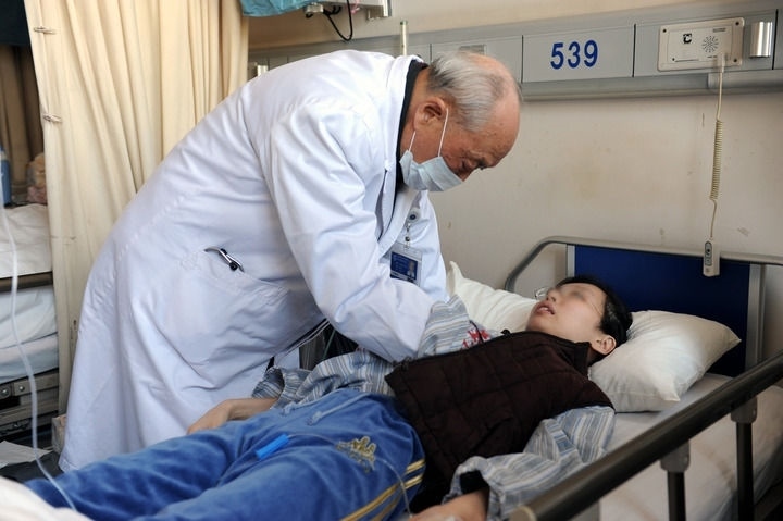 瑞金醫(yī)院終身教授王振義在上海瑞金醫(yī)院為病人看病（資料照片）。 新華社發(fā)