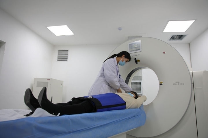 2023年3月2日，安徽省合肥市包河區(qū)煙墩街道社區(qū)衛(wèi)生服務(wù)中心的醫(yī)護(hù)人員為患者進(jìn)行CT檢查。 新華社記者 曹力 攝