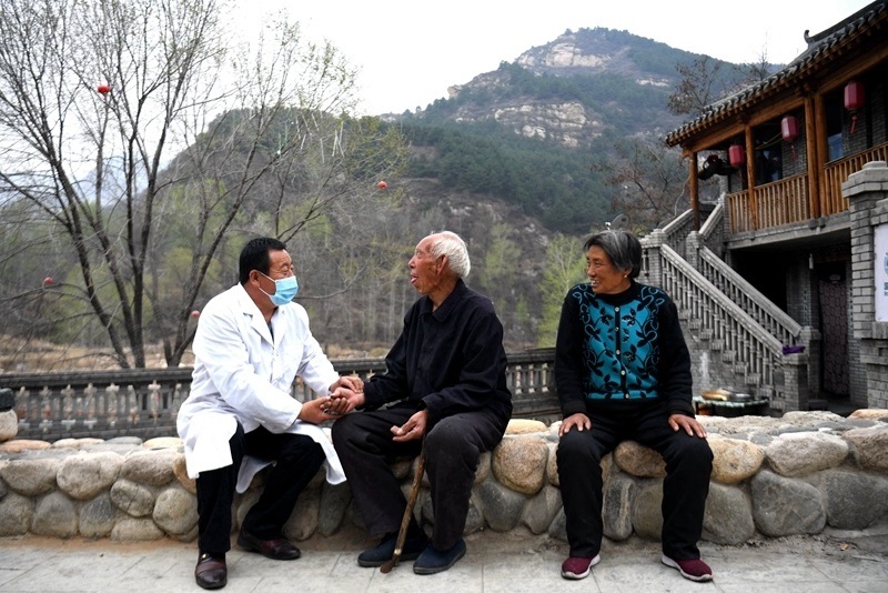 2020年4月15日，在河北阜平縣龍泉關(guān)鎮(zhèn)駱駝灣村，村醫(yī)霍建國(guó)為村民把脈。
