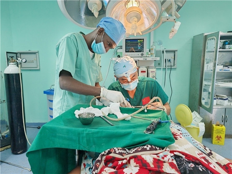李廣醫(yī)生與當(dāng)?shù)蒯t(yī)生在做手術(shù)中。中國(guó)援桑醫(yī)療隊(duì)供圖