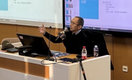 從去年秋天起，還在治療中的朱銳就堅(jiān)持給本科生開課。（受訪者供圖）