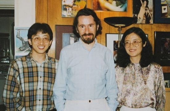 1992年，朱銳（左）赴美國杜蘭大學(xué)攻讀心靈哲學(xué)與認(rèn)知科學(xué)，師從心靈哲學(xué)和認(rèn)知科學(xué)家Radu Bogdan（中），右為朱銳師姐、北師大教授田平。
