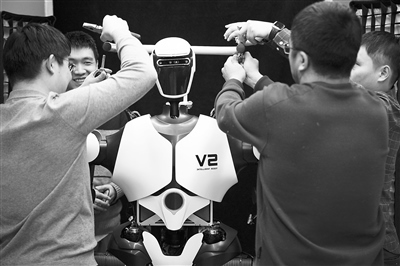 科研人員在調(diào)試機器人。新華社記者 金立旺攝