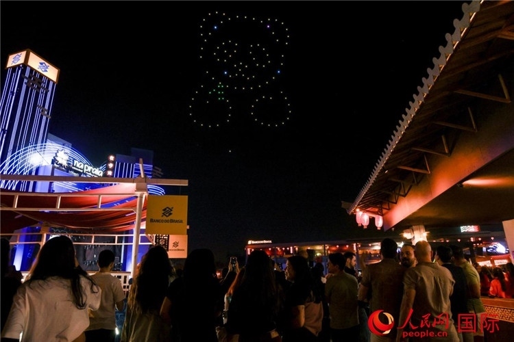 當(dāng)?shù)孛癖娪^看無(wú)人機(jī)表演。人民網(wǎng)記者 宋亦然攝