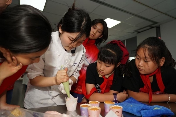 一日營(yíng)首發(fā)團(tuán)探訪技能大師工作室并現(xiàn)場(chǎng)開(kāi)展實(shí)踐體驗(yàn)活動(dòng)。徐匯區(qū)總工會(huì)供圖