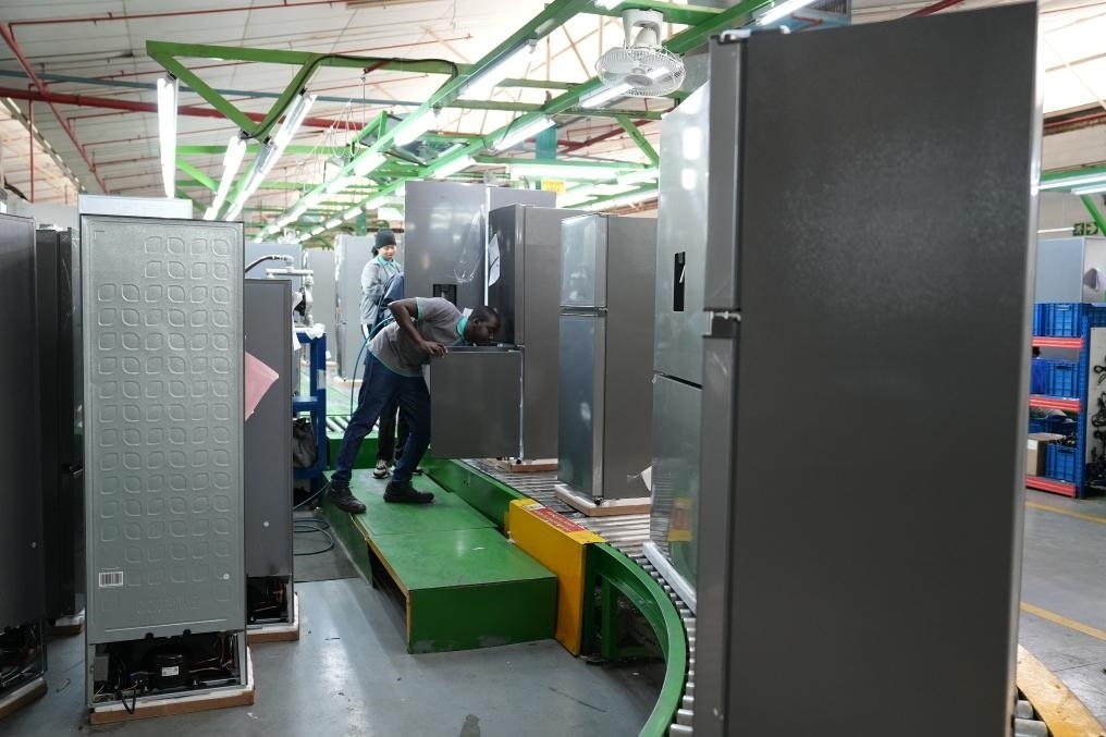 8月14日，在南非開普敦，當地員工在海信南非工業(yè)園的冰箱生產線上工作。新華社記者王雷攝