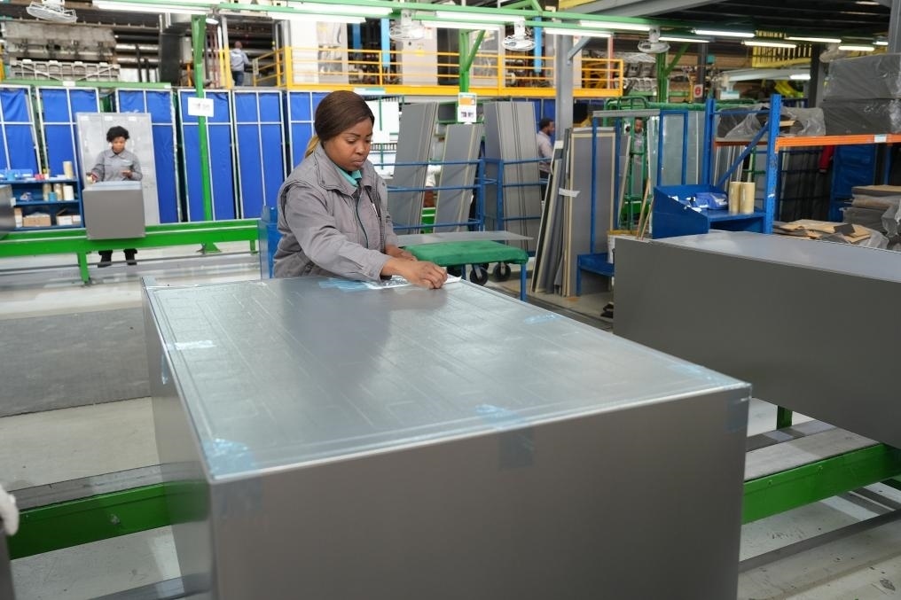 8月14日，在南非開普敦，當地員工在海信南非工業(yè)園的冰箱生產線上工作。新華社記者王雷攝