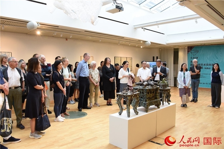 來賓參觀展覽作品。人民網(wǎng)記者 殷淼攝