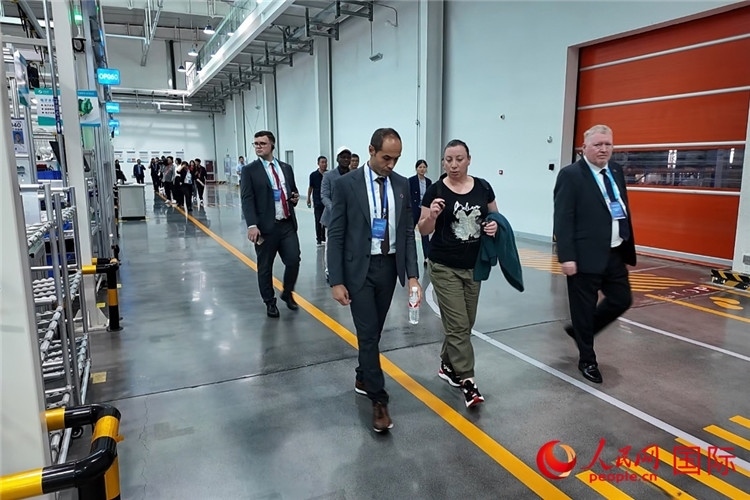 駐華外交官和國際組織駐華代表參觀億華通動力科技有限公司生產(chǎn)車間。人民網(wǎng)記者 方童攝