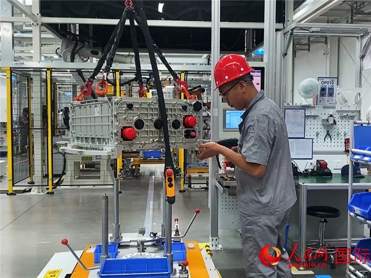 技術人員進行系統(tǒng)化測試。人民網(wǎng)記者 于洋攝