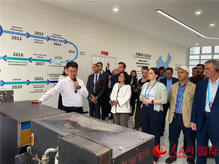 于民向駐華外交官和國際組織駐華代表介紹企業(yè)發(fā)展情況。人民網(wǎng) 宋歌攝