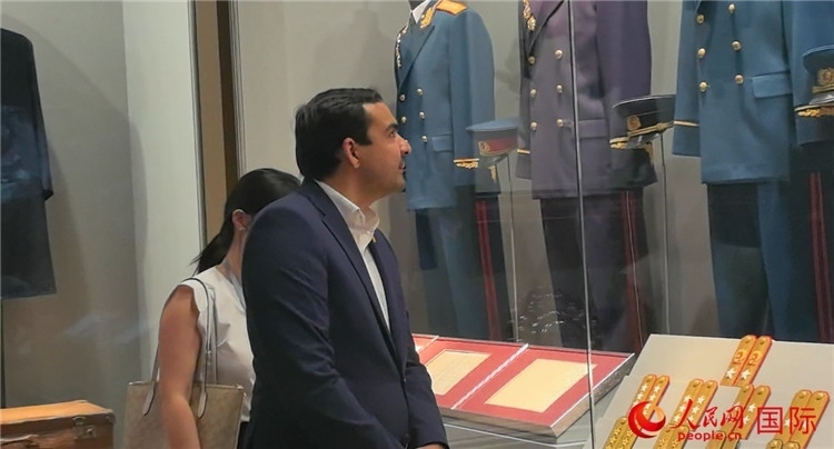 毛里求斯民議會(huì)議長(zhǎng)阿德里安·夏爾·杜瓦爾參觀中國(guó)共產(chǎn)黨歷史展覽館。人民網(wǎng) 鐘文興攝