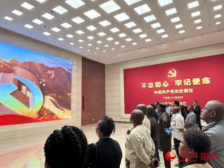 代表團(tuán)參觀“不忘初心 牢記使命”中國共產(chǎn)黨歷史展覽。人民網(wǎng) 曹欣悅攝